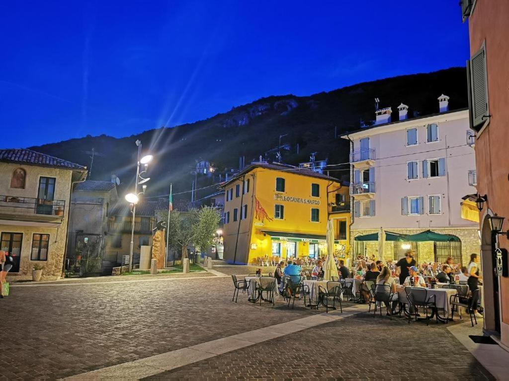 Attico Nel Borgo Apartment Torri Del Benaco Bagian luar foto